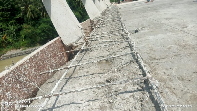 Rekonstruksi Jembatan Munte yang molor. [Foto: Asmin/HN]
