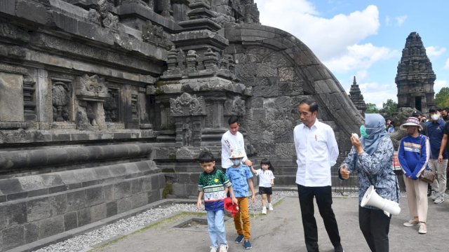 Ajak Cucu ke Candi Prambanan, Jokowi Promosikan Wisata Edukasi