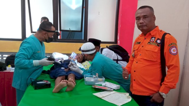 Teks : Kades Jamuskauman, JHeri Susanto mendampingi anak-anak saat dikhitan. (Foto: Moh Islam/HN)