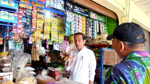 Presiden Jokowi meninjau pasar di Yogyakarta, Minggu (8/1). Foto. Biro Pers