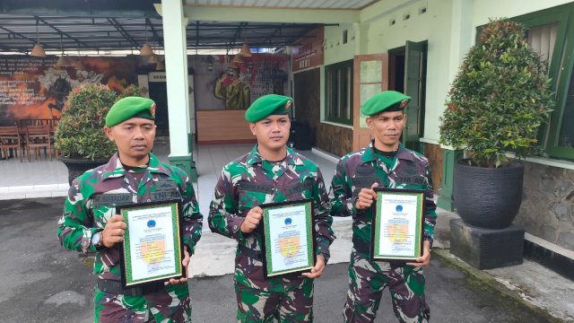 Tiga prajurit TNI AD terima penghargaan dari Dandim Magelang usai selamatkan pengunjung Candi Borobudur dari maut. (Moh Islam)