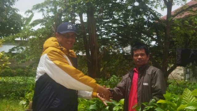 Tingkatkan Ekonomi Masyarakat, Wakil Ketua I Bagikan Tanaman Bibit Kopi