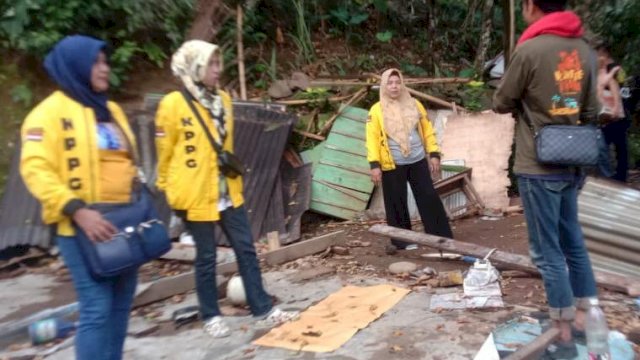 Srikandi Golkar Sinjai Peduli Korban Angin Puting Beliung