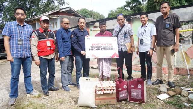 PT Semen Tonasa Beri Bantuan Korban Kebakaran di Kampung Saile