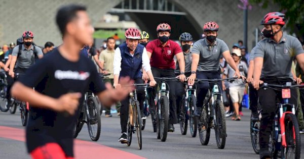 Jokowi Naik Sepeda dari Istana ke CFD
