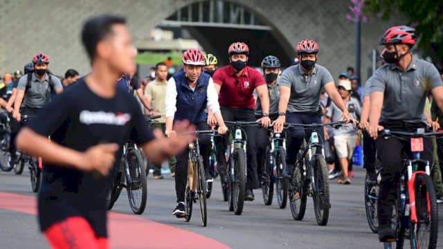 Jokowi Naik Sepeda dari Istana ke CFD