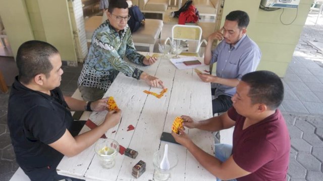 Prof Taruna Ikrar (batik) main domino. 
