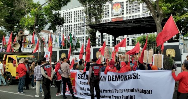 DPN SRMI Gelar Aksi Depan Kantor KPU RI, Minta KPU di Audit