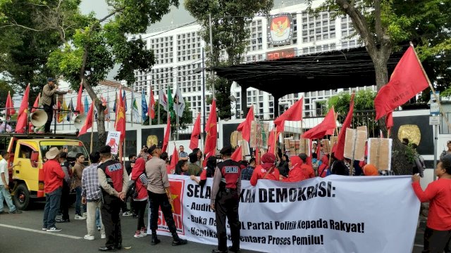 Aksi DPN SRMI di depan Kantor KPU RI, Jakarta Pusat, Rabu (18/1). HN