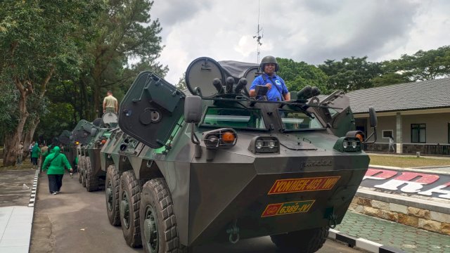 Wartawan Harian.news Mendapat Kehormatan Naik Tank Anoa Keliling Yonmek 403/WP