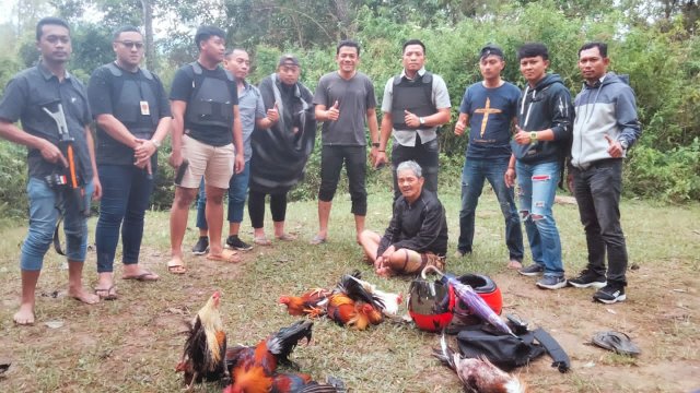 Barang bukti yang diamankan polisi dan 1 orang yang tidak sempat melarikan diri. (Foto: Jupran/HN)