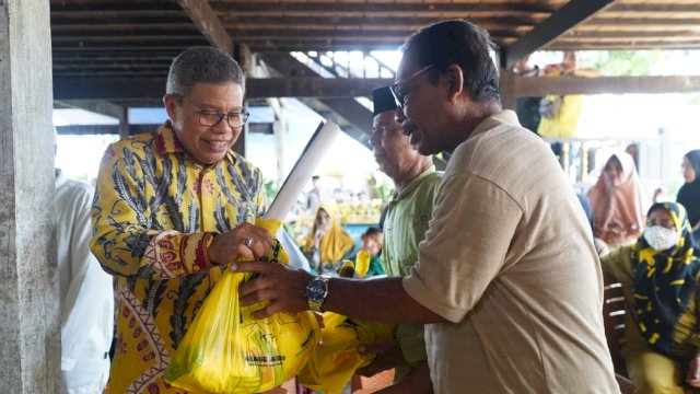 Taufan Pawe Serahkan Bantuan Korban Puting Beliung di Tanete Rilau