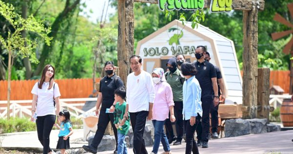 Saat Jokowi Manfaatkan Cuti Bersama Putra dan Cucu di Solo