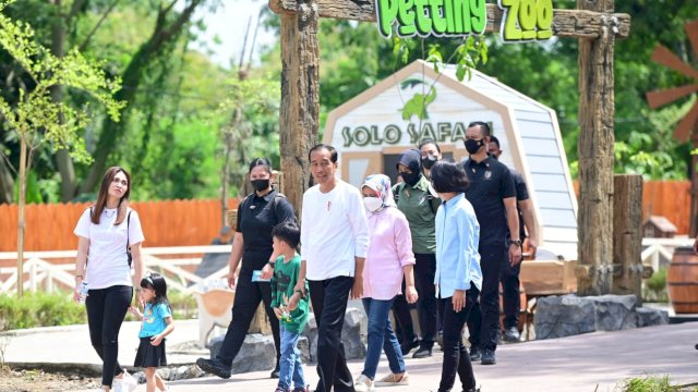 Saat Jokowi Manfaatkan Cuti Bersama Putra dan Cucu di Solo