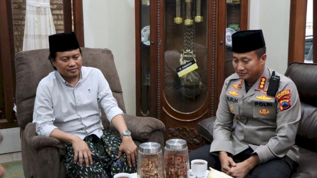 Kombes Pol Ruruh Wicaksono Sholat Magrib Bersama Ribuan Santri di Ponpes API