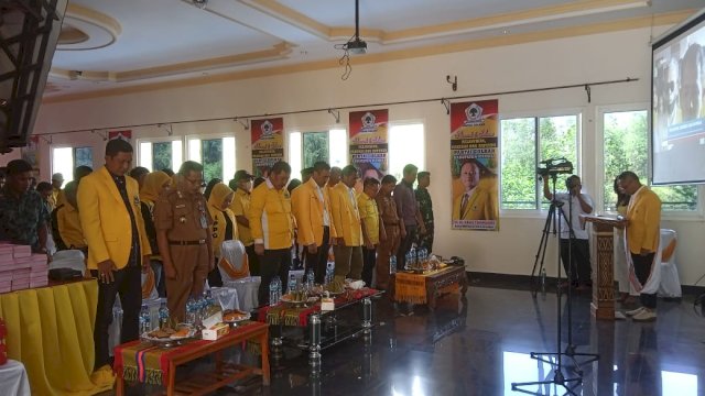 Partai Golkar saat mengheningkan cipta yang dipimpin oleh Irwan Pababari selaku ketua Dewan Harian Golkar Sulbar. [Foto: Jupran/HN]