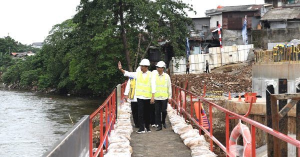 Sempat Terhenti Akibat Pembebasan Lahan, Jokowi Tinjau Proyek Kali Ciliwung