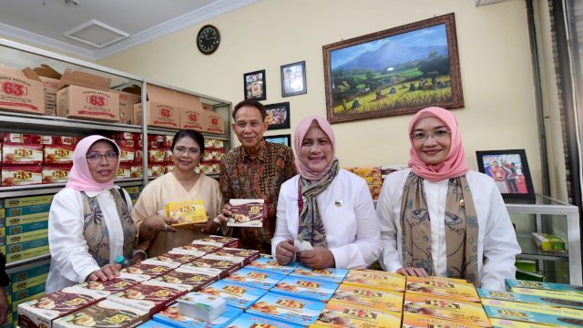 Iriana Jokowi Rela Naik Becak Kunjungi Kampung Sentra Bakpia Pathuk