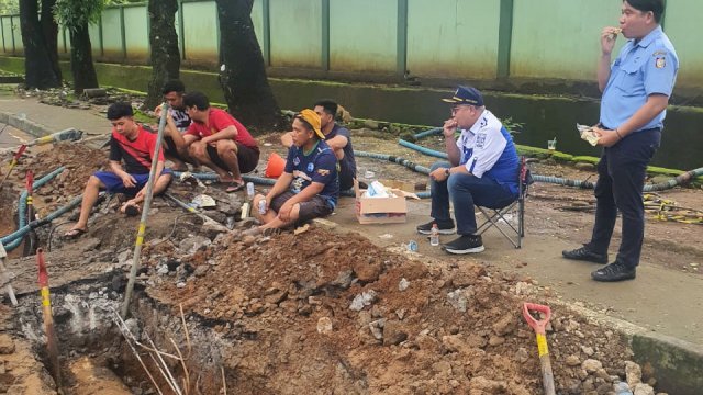 Direktur Teknik, Asdar Ali meninjau pengerjaan pipa bocor, Selasa (31/1). Dok. Pdam