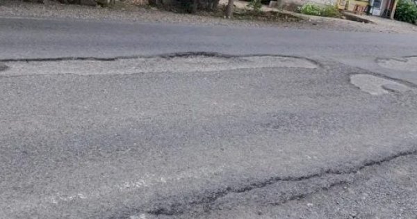 Waspada! Jalan Utama Jeneponto – Makassar Rusak Parah