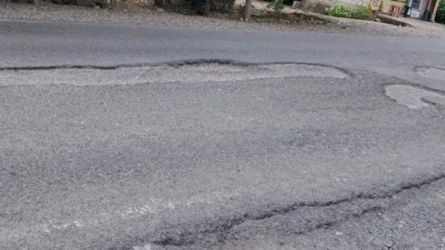 Jalan poros Jeneponto-Makassar di Kelurahan Manjangloe Tamalatea dalam kondisi rusak parah. Foto: Aswin/HN