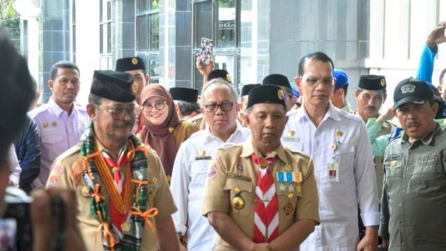 Ketua Kwarda Gerakan Pramuka Sulsel, Syahrul Yasin Limpo, saat melantik Pj Bupati Takalar Setiawan Aswad sebagai Ketua Mabicab Gerakan Pramuka Takalar. Foto: Istimewa 