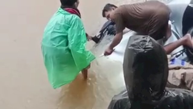 Evakuasi penumpang lakalantas di Segeri, Pangkep, Kamis (5/1). Ist