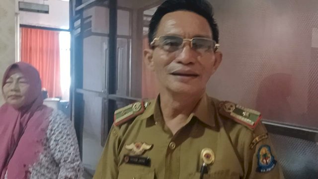 PPTK dari BPBD Jeneponto, Syam Jaya memberikan jawaban kepada wartawan, Senin (9/1). [Foto: Aswin R]