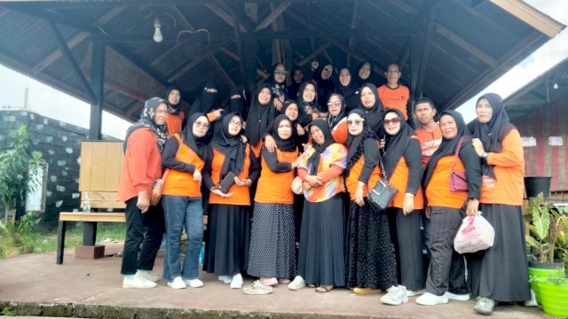 Kebersamaan alumni SMPN Bontonompo Angkatan 1989. 