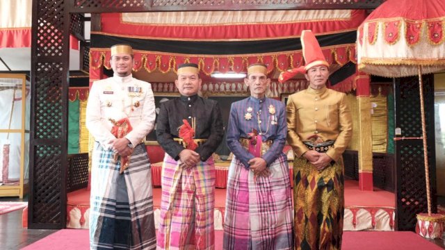 [Dari kiri] Bupati Gowa, Adnan Purichta Ichsan, Kasad Jenderal Dudung, Raja Gowa XXXVIII (38) Andi Kumala Idjo Daeng Sila dan Pangdam Hasanuddin. 