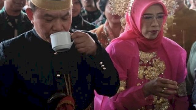 Kasad TNI Jenderal Dudung mencicipi Kopi Topidi di Balla Lompoa Gowa, Kamis (12/1).