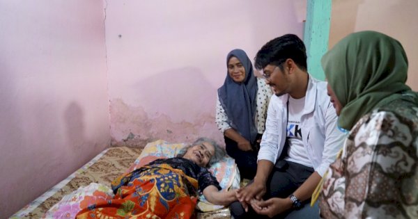 Menantu Wali Kota Makassar ‘Dokter Udin’ Kunjungi Lansia Periksa Kesehatan