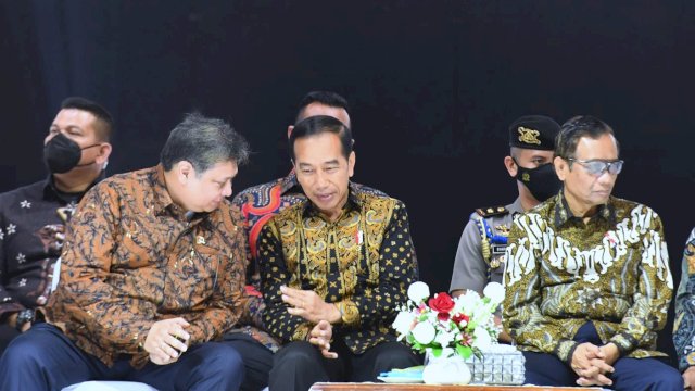 Presiden Jokowi (tengah) bersama Ketua Umum Golkar Airlangga Hartanto. Foto: dok Biro Pers Istana