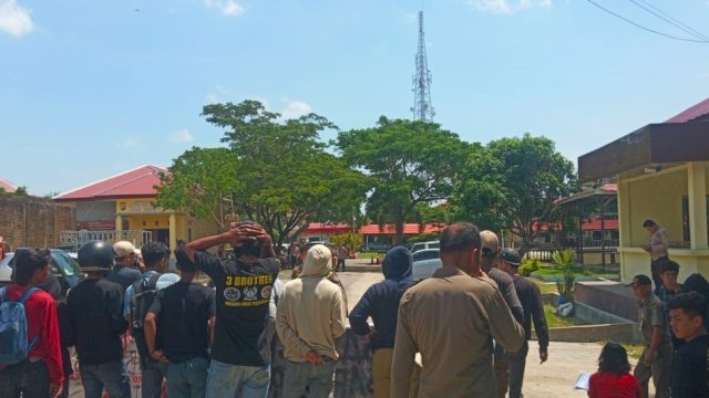 Aksi Aliansi Pemuda Jeneponto di Polres Jeneponto, Senin (16/1). (Foto: Aswin/HN)