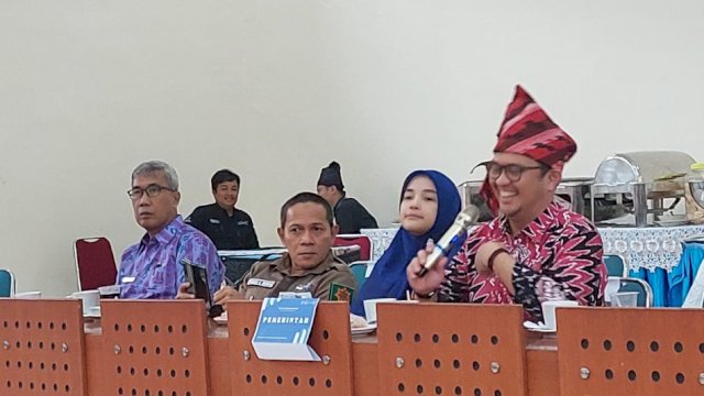 Sekretaris Disbudpar Sulsel, Devo Khaddafi (pegang mic), di acara Mulo Pentahelix 2023 Forum, di Gedung Mulo, Selasa (14/2). Dok. Hn