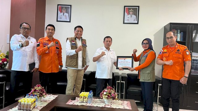 BNPB Serahkan Dana Siap Pakai ke Pemkot Makassar Tangani Bencana Banjir