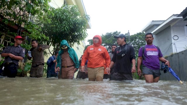 Danny Pomanto bersama beberapa OPD terkait menyusuri banjir untuk membawa bantuan berupa selimut, obat-obatan dan sembako, Selasa (14/02) 
