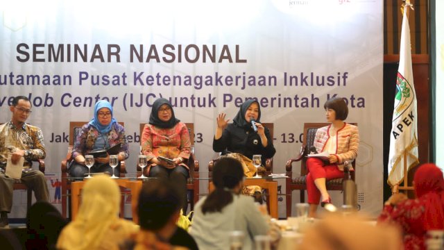 Wakil Wali Kota Makassar Fatmawati Rusdi hadir sebagai narasumber dalam Seminar Nasional Pengarusutamaan Pusat Ketenagakerjaan Inklusif atau Inclusive Job Center (IJC) untuk Pemerintah Kota, di Hotel Aryaduta Jakarta, Kamis (23/02/2023).