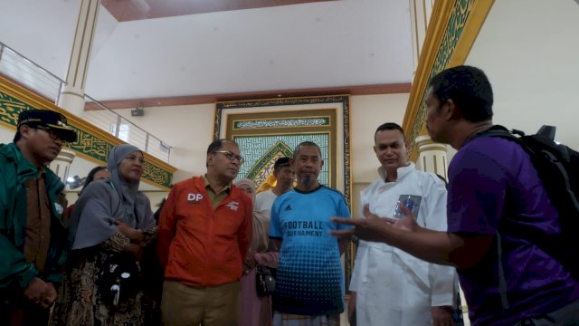Danny Pomanto turun langsung kunjungi penyintas banjir untuk memastikan kondisi warganya. 