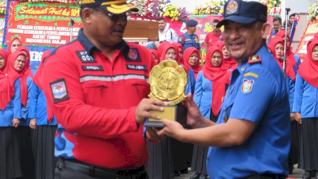 Penyerahan piala bergilir dari Damkar Kota Makassar ke Direktur Jenderal Bina Administrasi Kewilayahan (Bina Adwil) Kementerian Dalam Negeri Republik Indonesia.