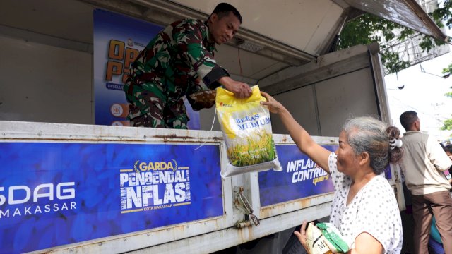 Dinas Perdagangan (Disdag) Kota Makassar mengadakan operasi pasar di lima pasar tradisional, yakni Pasar Sentral, Terong, Sambung Jawa, Pa'baeng-baeng, dan Daya, Senin (20/02/2023).