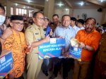 Danny Pomanto Salurkan Bantuan Logistik dari Indomaret ke Penyintas Banjir Al Abrar Alauddin