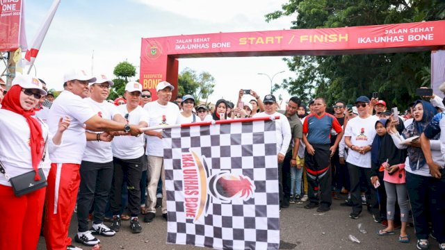 Lepas Jalan Santai IKA UNHAS Bone, Danny Pomanto Disambut Meriah Ratusan Peserta