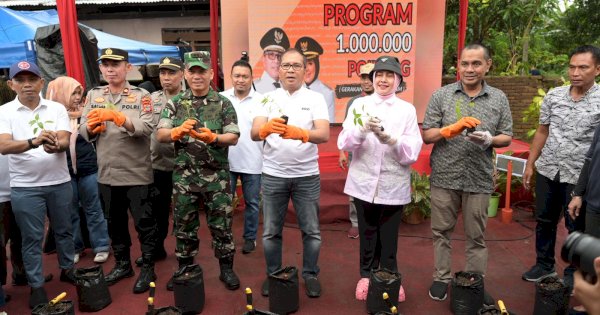 Ketua TP PKK Dampingi Wali Kota Makassar Canangkan Program Satu Juta Polybag Gerakan Terus Menanam