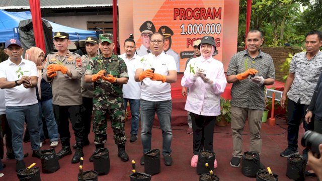 Ketua TP PKK Dampingi Wali Kota Makassar Canangkan Program Satu Juta Polybag Gerakan Terus Menanam