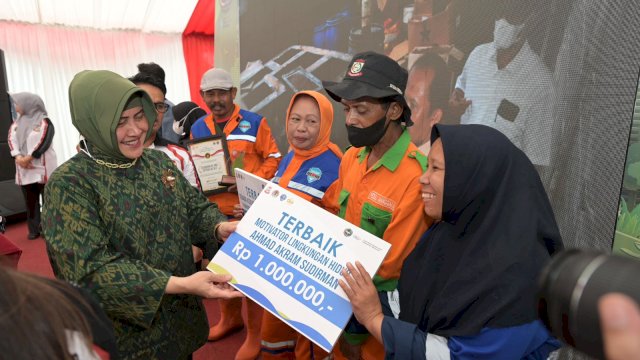 Ketua TP PKK Kota Massar menyerahkan hadiah berupa plakat dan uang tunai kepada empat pasangan suami istri yang mendapatkan predikat petugas kebersihan terbaik Kota Makassar, Selasa(21/02)