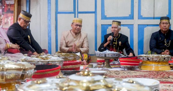 Karaeng Galesong Anugerahi Danny Pomanto Gelar Adat Kehormatan “Daeng Manaba”