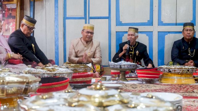 Danny Pomanto disambut langsung oleh Karaeng Galesong, H. Mallarangang Abdullah Karaeng Gassing di Istana Balla Lompoa Galesong, Kamis (16/02).