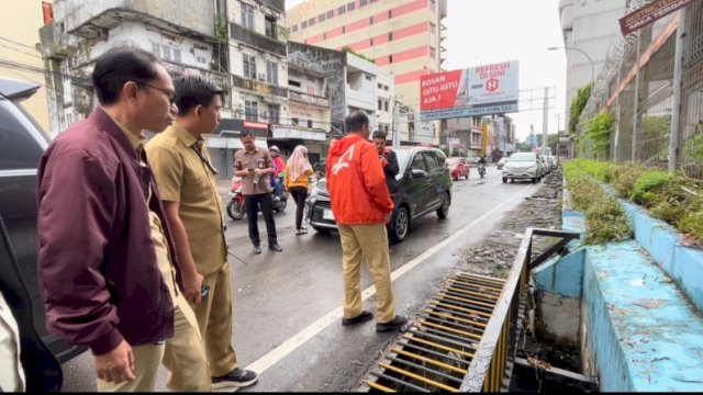 Wali Kota Makassar, Moh. Ramdhan Pomanto meninjau saluran drainase pembuangan pintu utama yang terkoneksi dengan pusat kota menuju laut, Selasa (14/02).