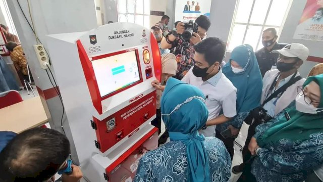 Kadis Dukcapil Makassar Muh Hatim saat mendampingi Ketua TP PKK Makasssar, di kantor Disdukcapil, Jl Teduh Bersinar, Juni 2022. Dok. Disdukcapil